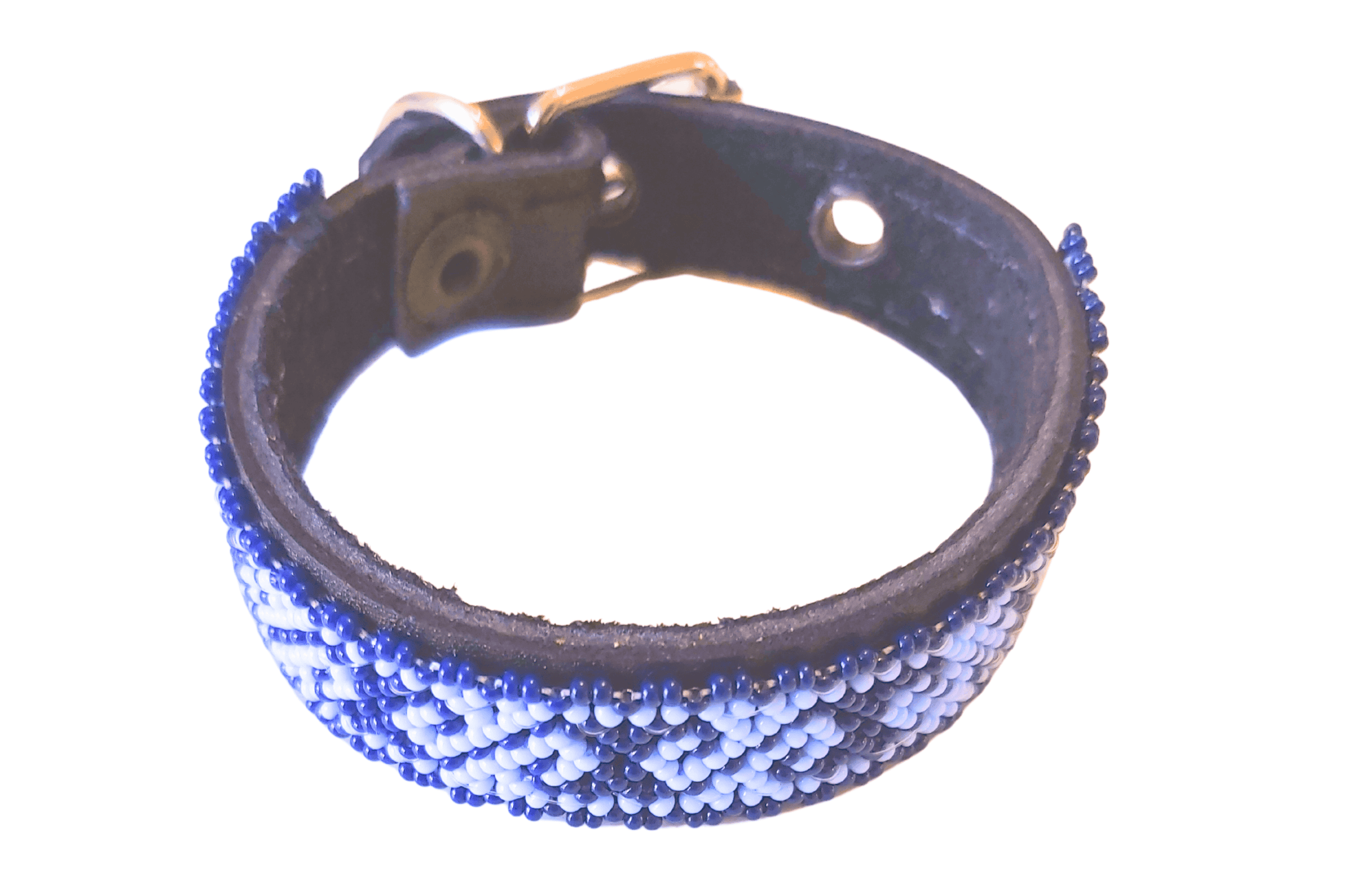 Pulsera de piel y bolitas azules con cierre de metal, accesorio de moda y estilo bohemio, perfecta para ocasiones casuales o elegantes, hecha a mano en HETS' I LUVI.