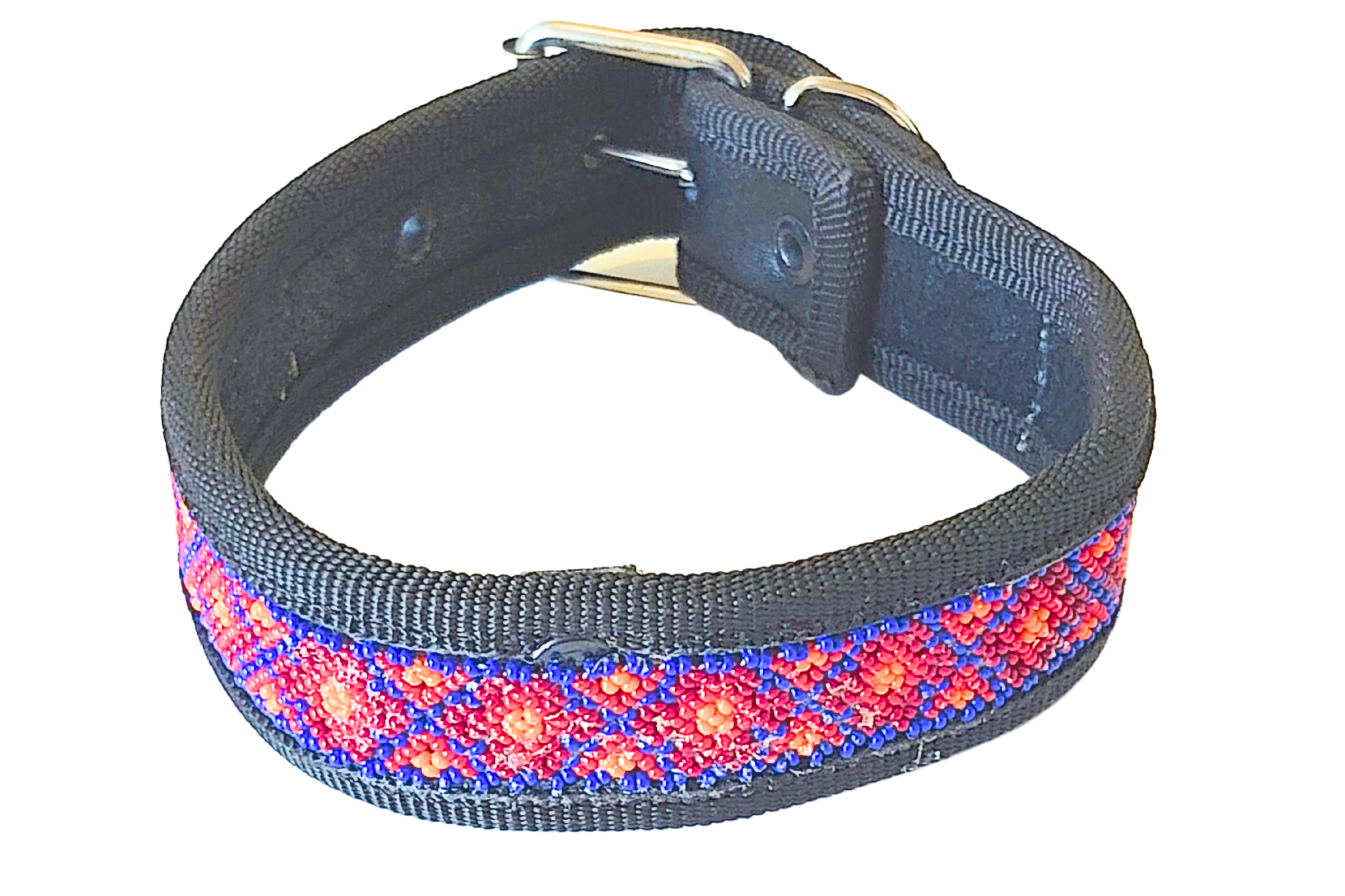 Correa para perros artesanal con bordado tradicional mexicano en colores rojo, azul y beige, ideal para mascotas de tamaño mediano a grande, hecha con materiales duraderos y cómodos.