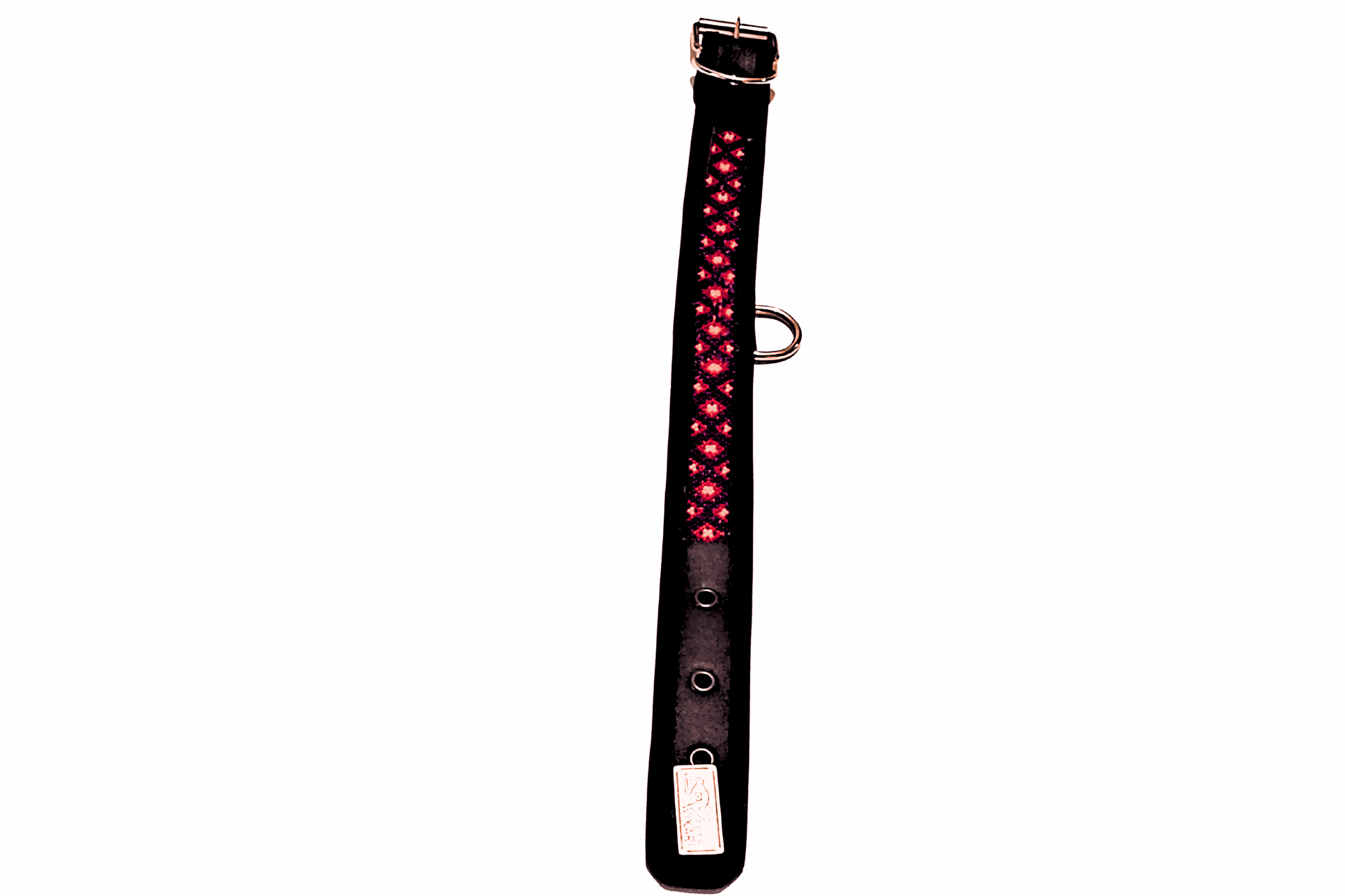 Collar para mascotas con diseño de bordado en tonos rosados sobre fondo negro, fabricado con materiales duraderos y ajustables para comodidad y estilo.